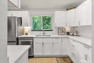 10822 E Riverside Dr, Bothell, WA 98011 - Photo 9