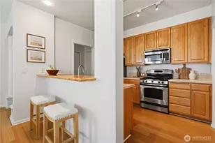 10045 NE 1st St, Bellevue, WA 98004 - Photo 13