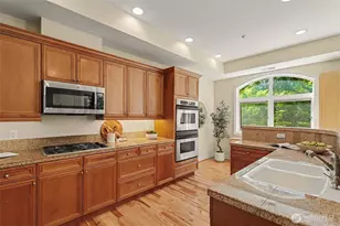10398 NE 17th St, Bellevue, WA 98004 - Photo 7