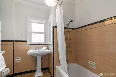 1218 3rd Avenue W, Seattle, WA 98119 - Photo 17