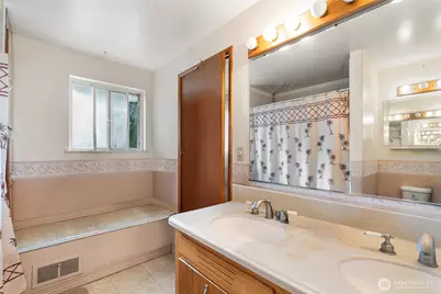 16745 Meridian Avenue N, Seattle, WA 98133 - Photo 17