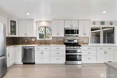 16745 Meridian Avenue N, Seattle, WA 98133 - Photo 9