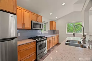 323 N 48th St, Seattle, WA 98103 - Photo 9