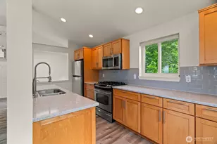 323 N 48th St, Seattle, WA 98103 - Photo 7