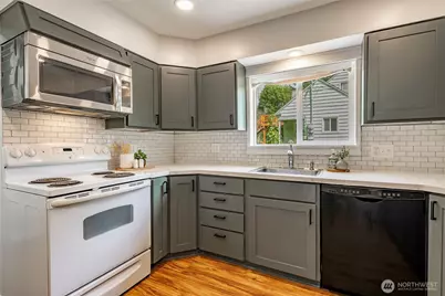 203 N 34th Street, Bellingham, WA 98225 - Photo 11