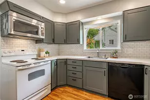 203 N 34th St, Bellingham, WA 98225 - Photo 11