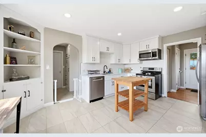 9725 Phinney Avenue N, Seattle, WA 98103 - Photo 11