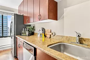 1105 Spring St, Seattle, WA 98104 - Photo 11