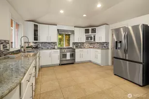 310 Skyline Dr, Edmonds, WA 98020 - Photo 11
