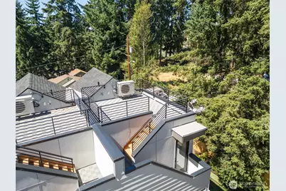 10750 Interlake Avenue N, Seattle, WA 98133 - Photo 13