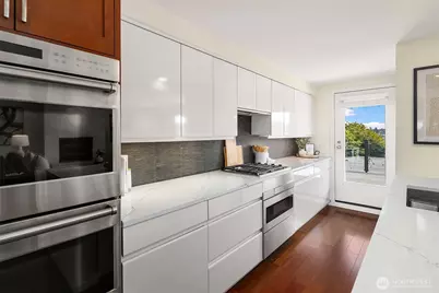 2040 Waverly Place N #302, Seattle, WA 98109 - Photo 17