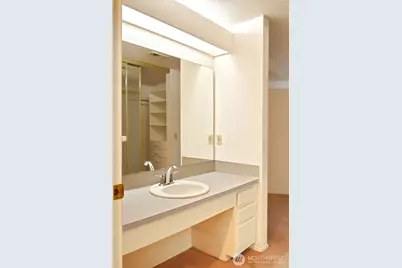 11300 1st Avenue NE #321, Seattle, WA 98125 - Photo 23