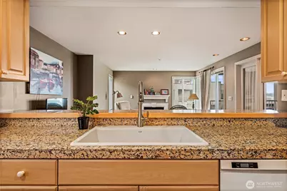 601 W Mercer Place #304, Seattle, WA 98119 - Photo 5