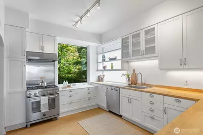 370 Highland Drive, Seattle, WA 98109 - Photo 9