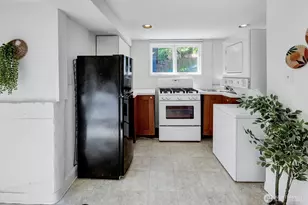 327 NE 55th St, Seattle, WA 98105 - Photo 29