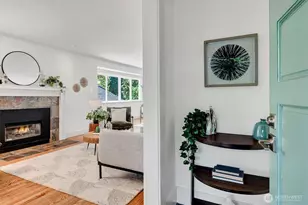 327 NE 55th St, Seattle, WA 98105 - Photo 3