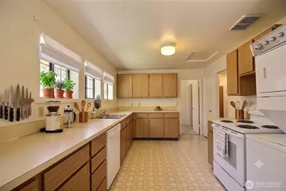 10609 SE 32nd Street, Bellevue, WA 98004 - Photo 5