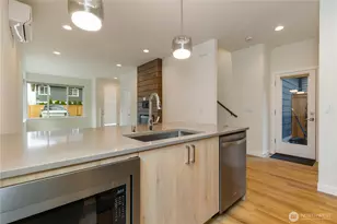 115 N 105th St, Seattle, WA 98133 - Photo 9