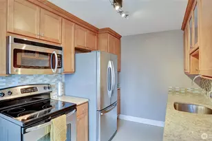 530 W Olympic Pl, Seattle, WA 98119 - Photo 9