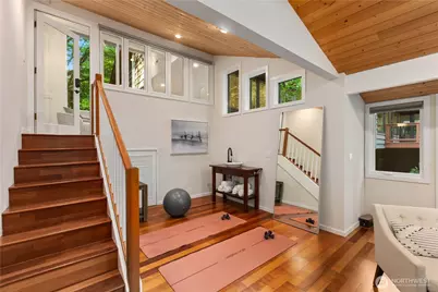 10527 SE 27th Street, Beaux Arts Village, WA 98004 - Photo 19