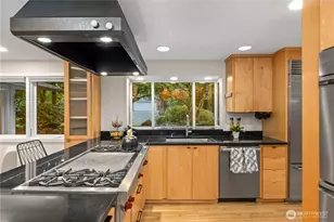 10527 SE 27th St, Beaux Arts Village, WA 98004 - Photo 11