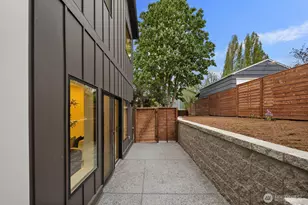 9024 Corliss Ave N, Seattle, WA 98103 - Photo 23