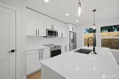 9811 Linden Avenue N, Seattle, WA 98103 - Photo 3