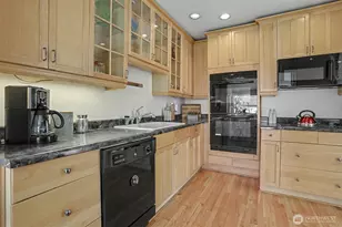322 N 81st St, Seattle, WA 98103 - Photo 11
