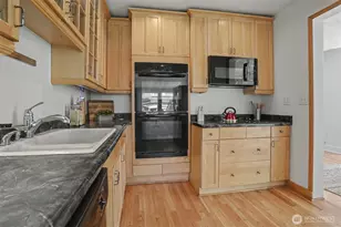322 N 81st St, Seattle, WA 98103 - Photo 13