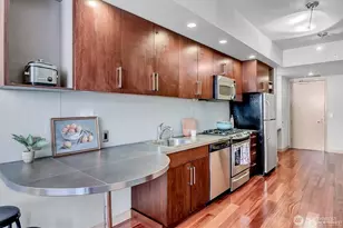 910 Lenora St, Seattle, WA 98121 - Photo 9