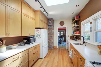 4655 Eastern Avenue N, Seattle, WA 98103 - Photo 11