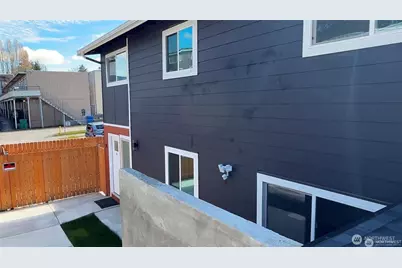 9040 17th Avenue SW, Seattle, WA 98106 - Photo 3