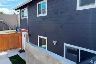 9040 17th Ave SW, Seattle, WA 98106 - Photo 3