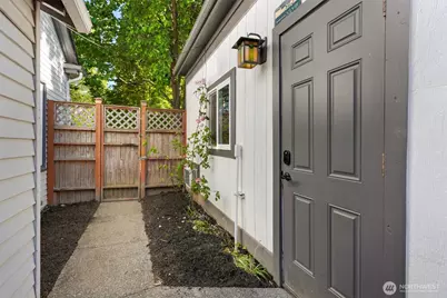 516 W Howe Street, Seattle, WA 98119 - Photo 17