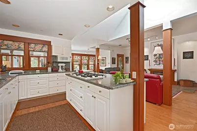 10425 E Riverside Drive, Bothell, WA 98011 - Photo 11