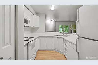 18505 SE Newport Way #B106, Issaquah, WA 98027 - Photo 21