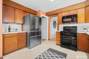 1529 NE 94th St, Seattle, WA 98115 - Photo 9