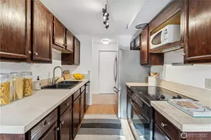 734 N 94th St, Seattle, WA 98103 - Photo 9