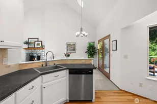 10109 NE Knight Rd, Bainbridge Island, WA 98110 - Photo 11