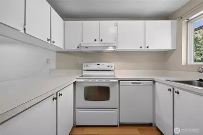 14527 NE 40th Street #G202, Bellevue, WA 98007 - Photo 17