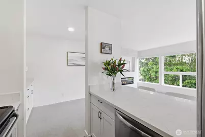 6201 Lake Washington Blvd NE #307, Kirkland, WA 98033 - Photo 15