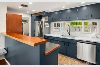 10737 3rd Avenue NW, Seattle, WA 98177 - Photo 9
