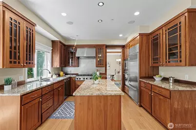 13128 SE Newport Way, Bellevue, WA 98006 - Photo 9