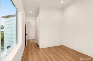 9215 12th Ave NE, Seattle, WA 98115 - Photo 11