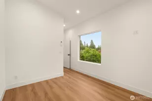 9215 12th Ave NE, Seattle, WA 98115 - Photo 13