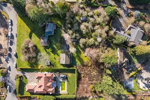 9406 NE 32nd St, Clyde Hill, WA 98004 - Photo 3