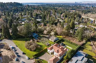 9404 NE 32nd St, Clyde Hill, WA 98004 - Photo 9