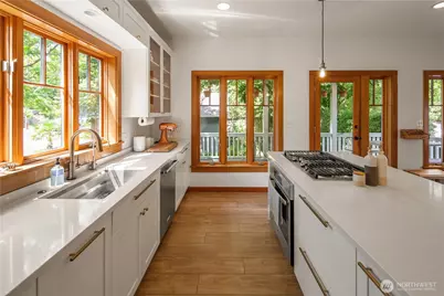 164 McGraw Street, Seattle, WA 98109 - Photo 13