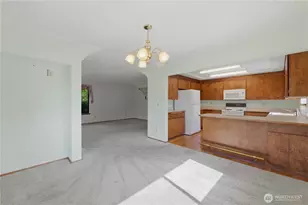 207 E 84th St, Tacoma, WA 98445 - Photo 9