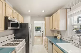 1709 N 35th St, Seattle, WA 98103 - Photo 9